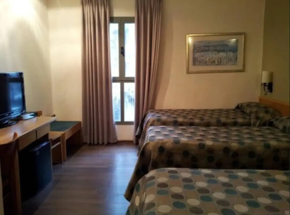 Classic Triple room with city view
