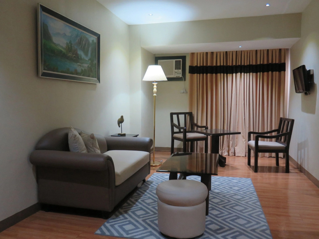 The Pinnacle Hotel and Suites by null