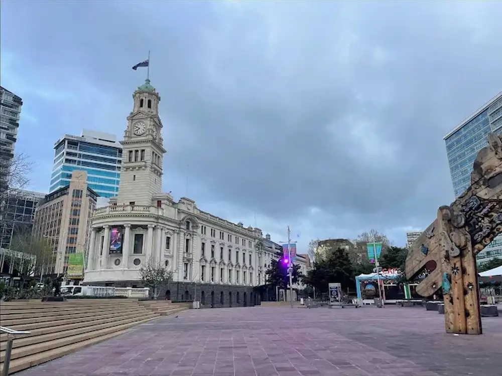 Queen Street 2BR Apartment With Free car Park in Auckland