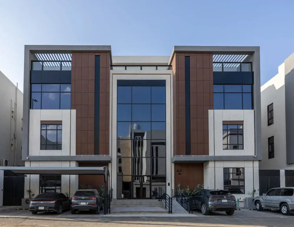 Three BR Luxurious & Spacious Flat in Almadinah