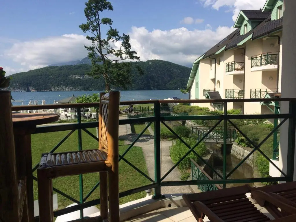 Afficher la photo 8 — la baie des voiles ,vue lac d'Annecy ,plage privée