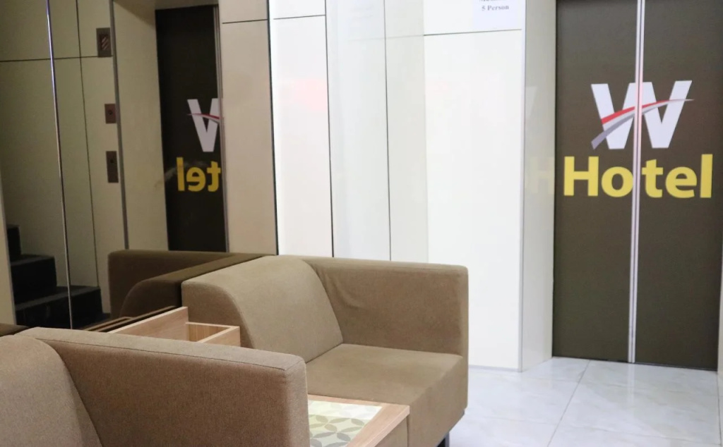 Lobby & Reception