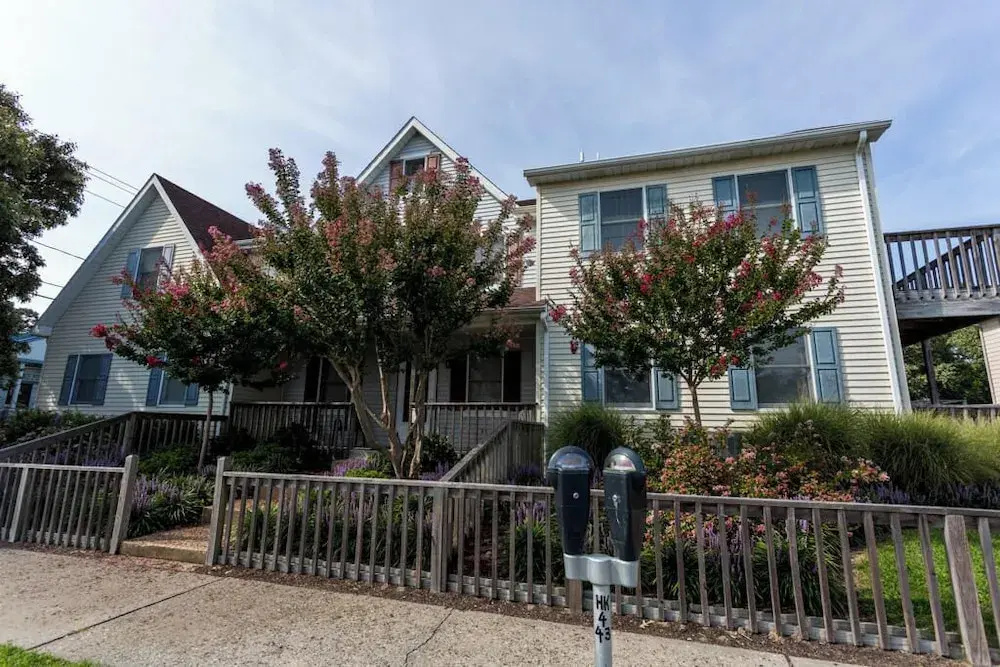King Charles Avenue 404 #6