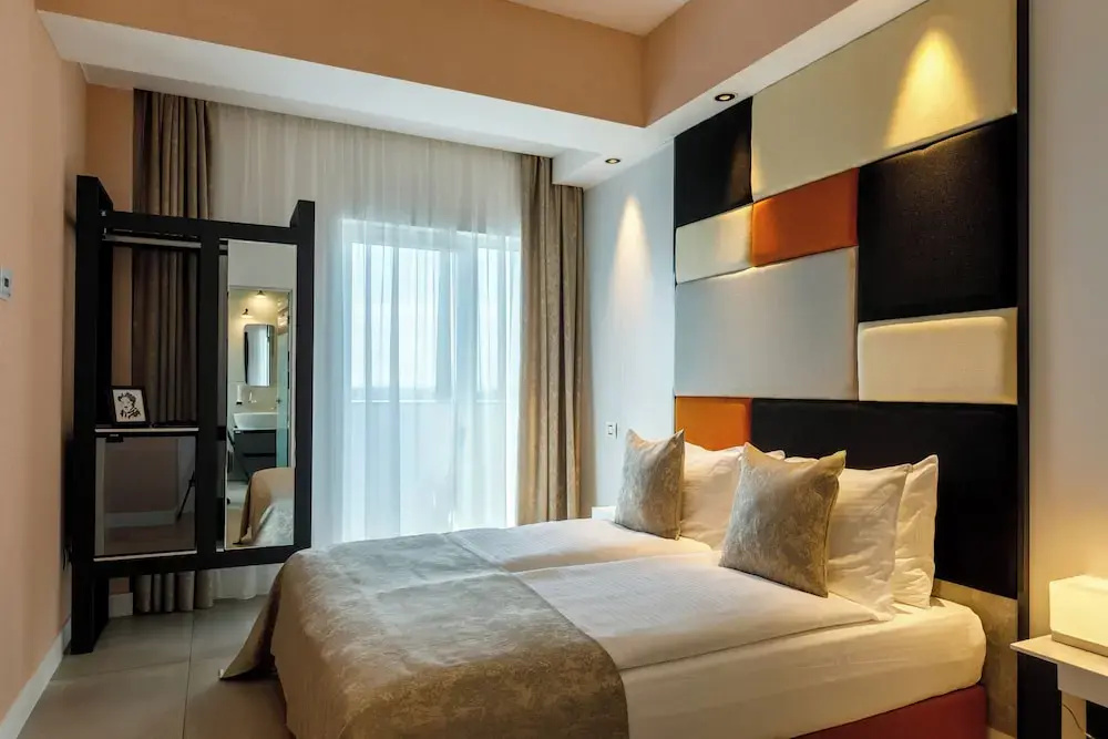 Business Double room with balcony and with lake view (full double bed)