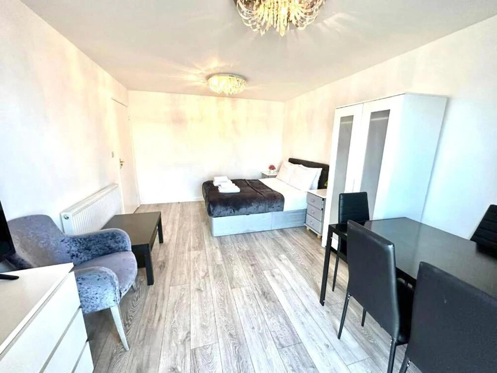 3 Bedroom Riverview Flat Canary Wharf Free Parking