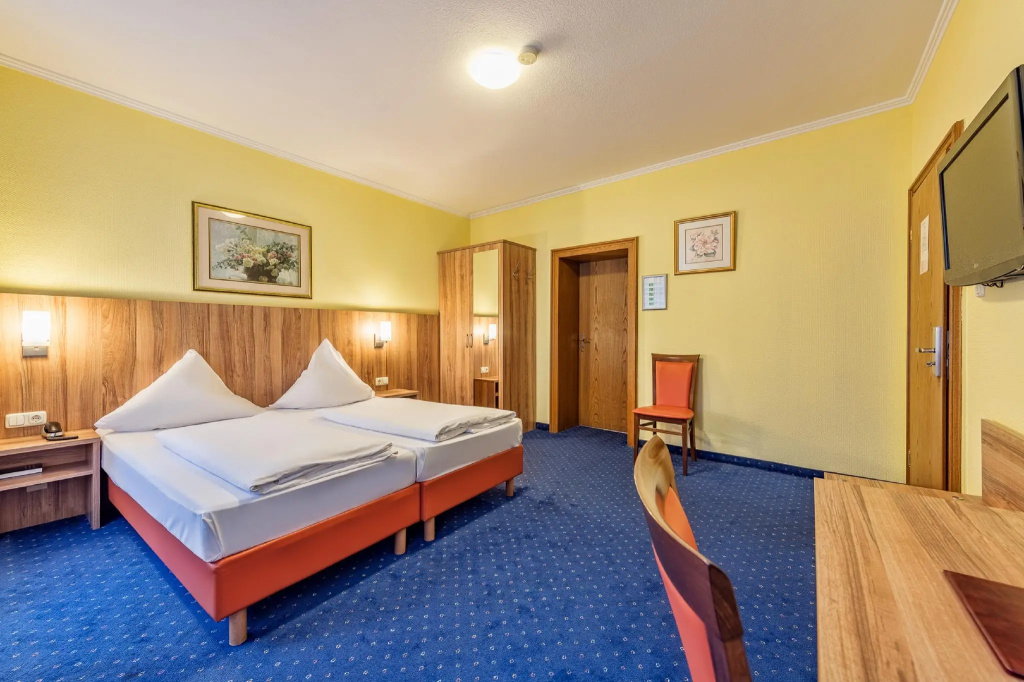 Double room (full double bed)