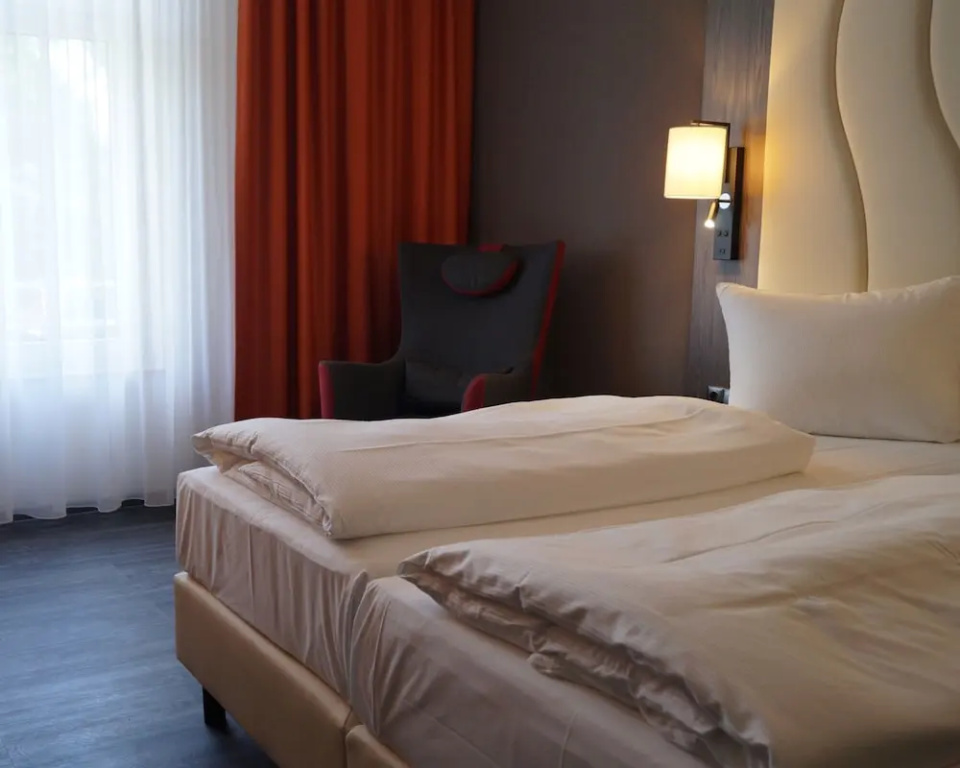 PLAZA Premium Parkhotel Norderstedt — 3