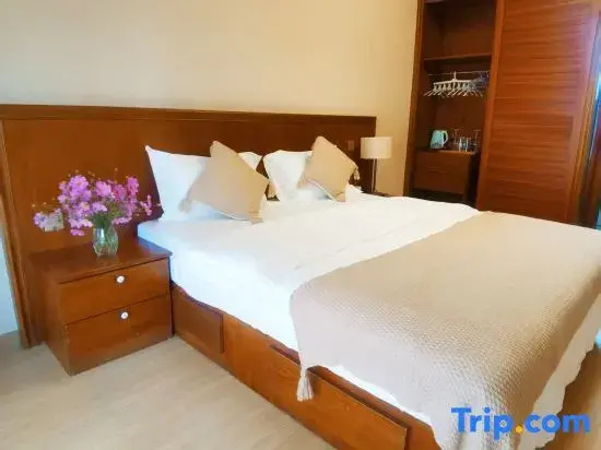 Double Suite with land view (full double bed)