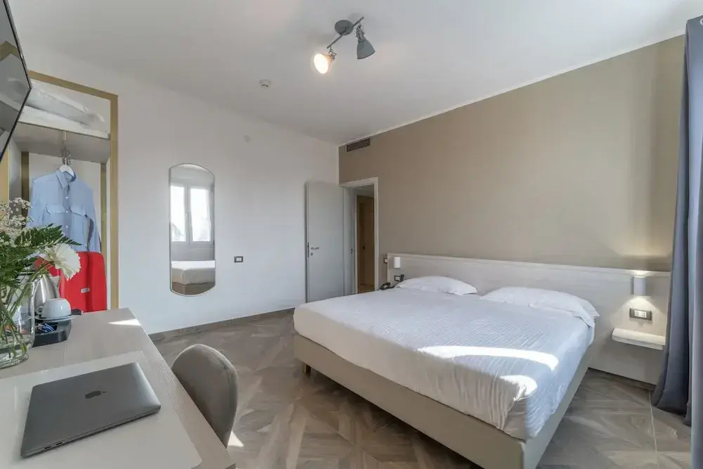 Deluxe Double room (full double bed)