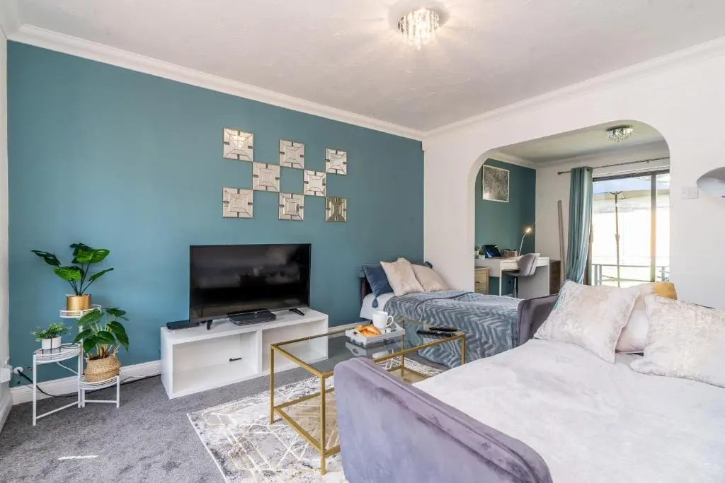 MK City Center House, perfect for FAMILIES, GROUPS, free parking, Sky TV, Desk space managed by CHIQUE PROPERTIES LTD