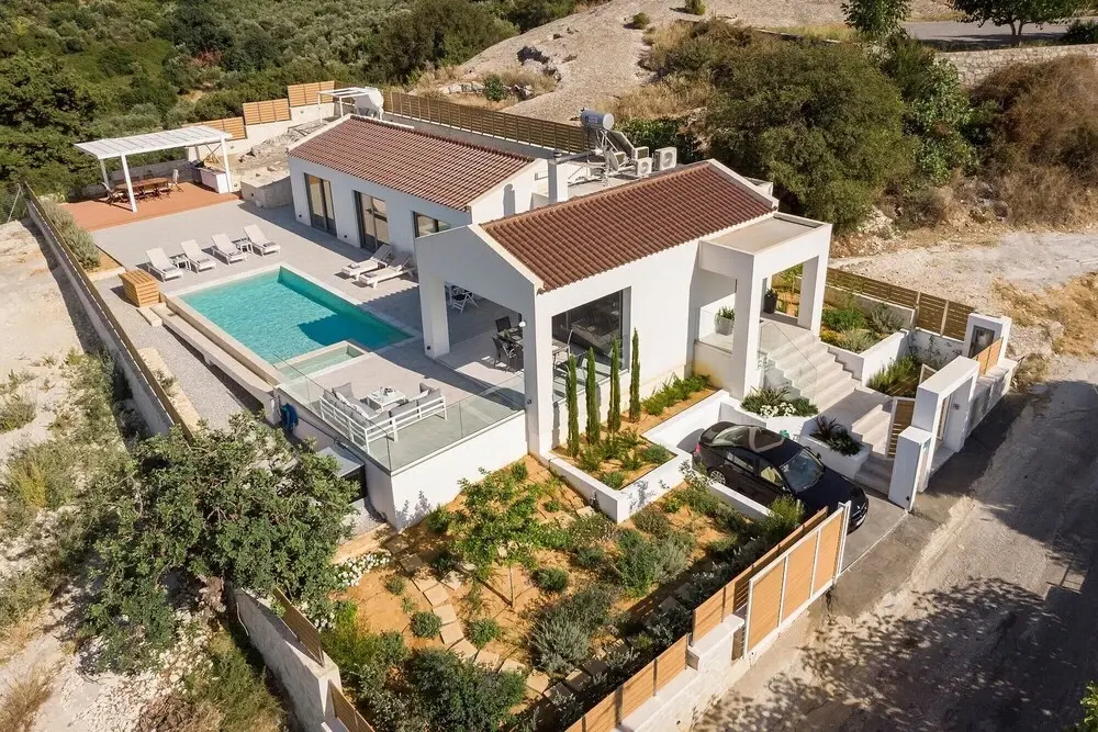 Landscaped Villa With Private Pool Fenced Area and Mountain Views