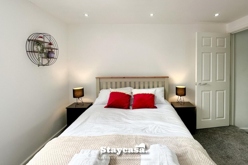 Stunning Design 3 Bedroom House Street Parking