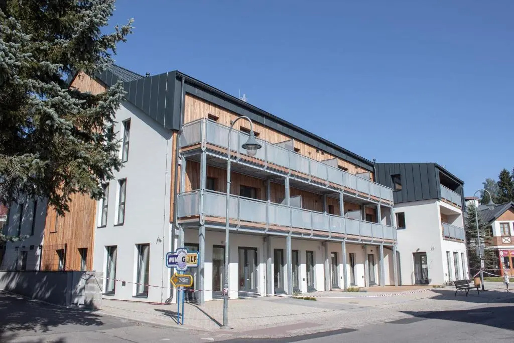 Enjoy Harrachov - Atraktivní slunný klimatizovaný apartmán 14 v centru Harrachova se saunou, parkováním s wallboxem EV, Wifi, herní konzolí, počítačem s win 10, Netflix a jedinečným výhledem na Čertovu horu se skokanskými můstky