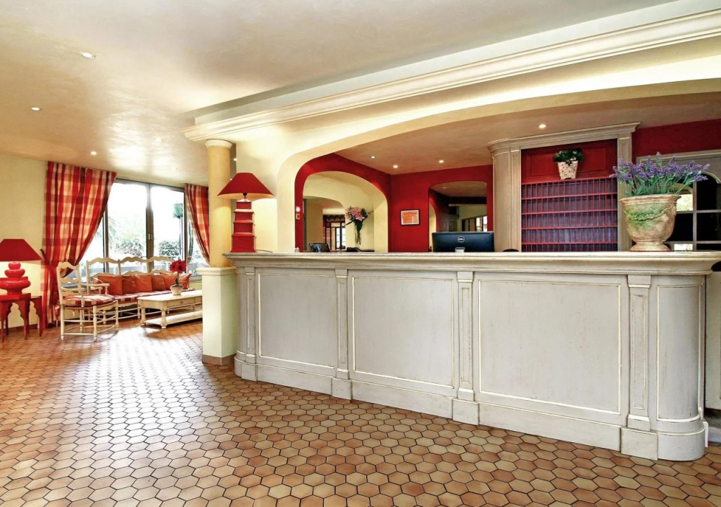 Lobby & Reception
