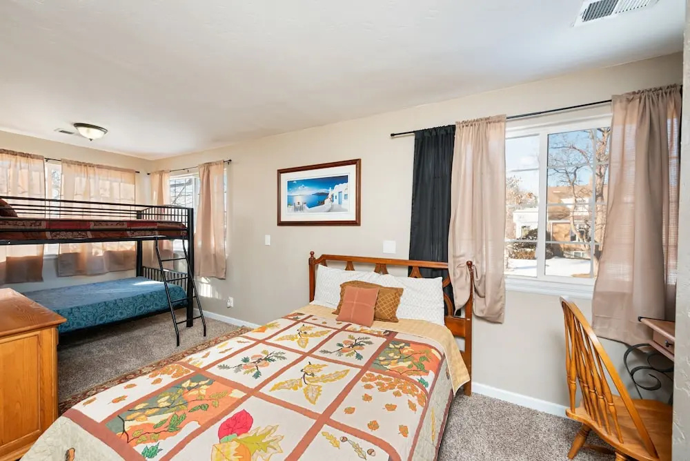 New Listing! Top-floor Gem W/ Outdoor Fireplace 4 Bedroom Duplex - фото 5