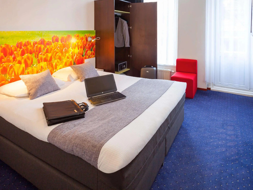 Double room (full double bed)