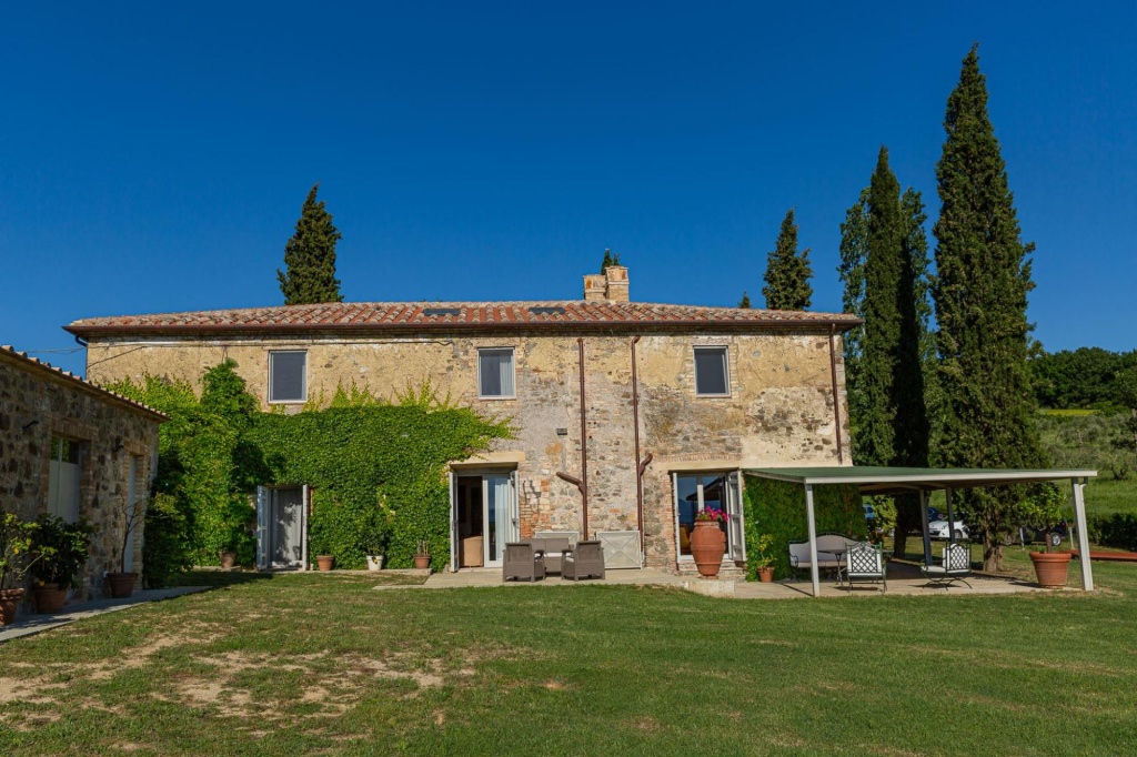 Podere Acqua Calda is an old stone farmhouse, recently renovated, located within walking distance fr-Podere Acqua Calda