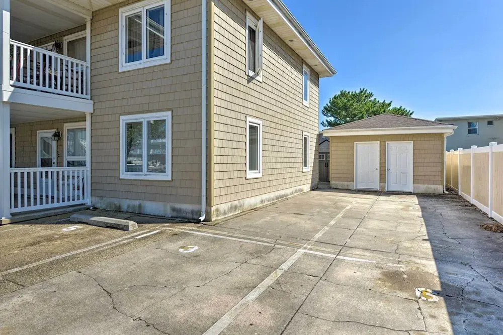 Beach Block Wildwood Condo - Proximity to Dining!