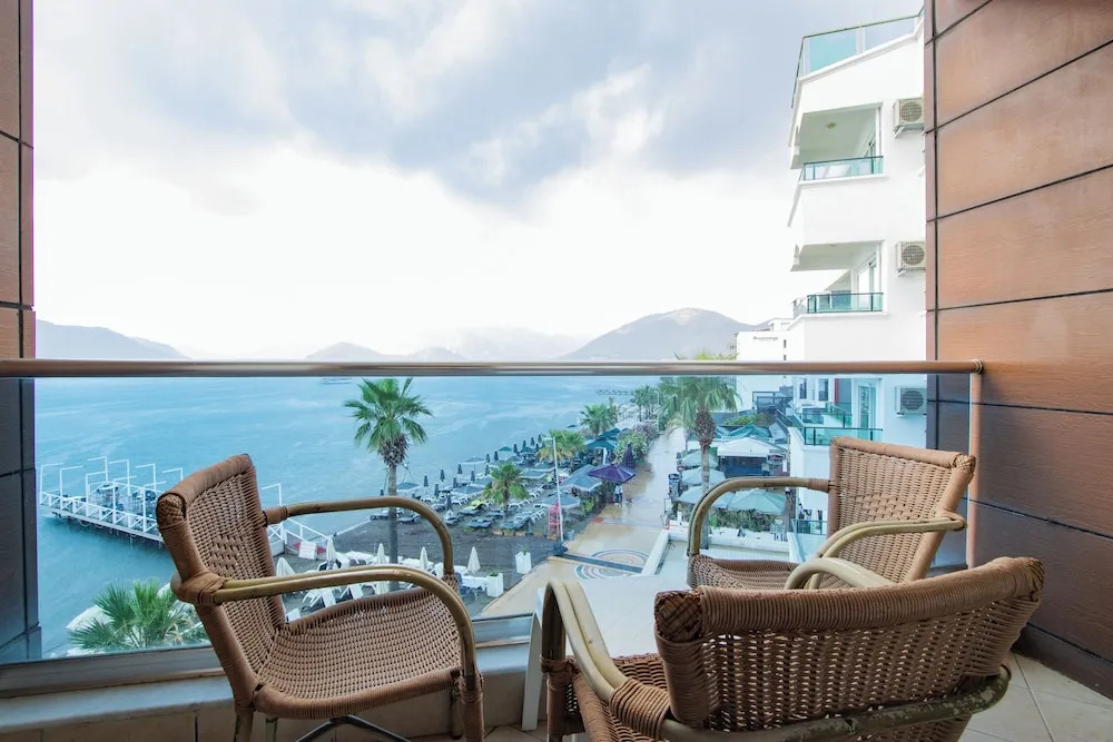 Двухместный номер Standard с балконом и с видом на море двуспальная кровать в Point Beach Hotel