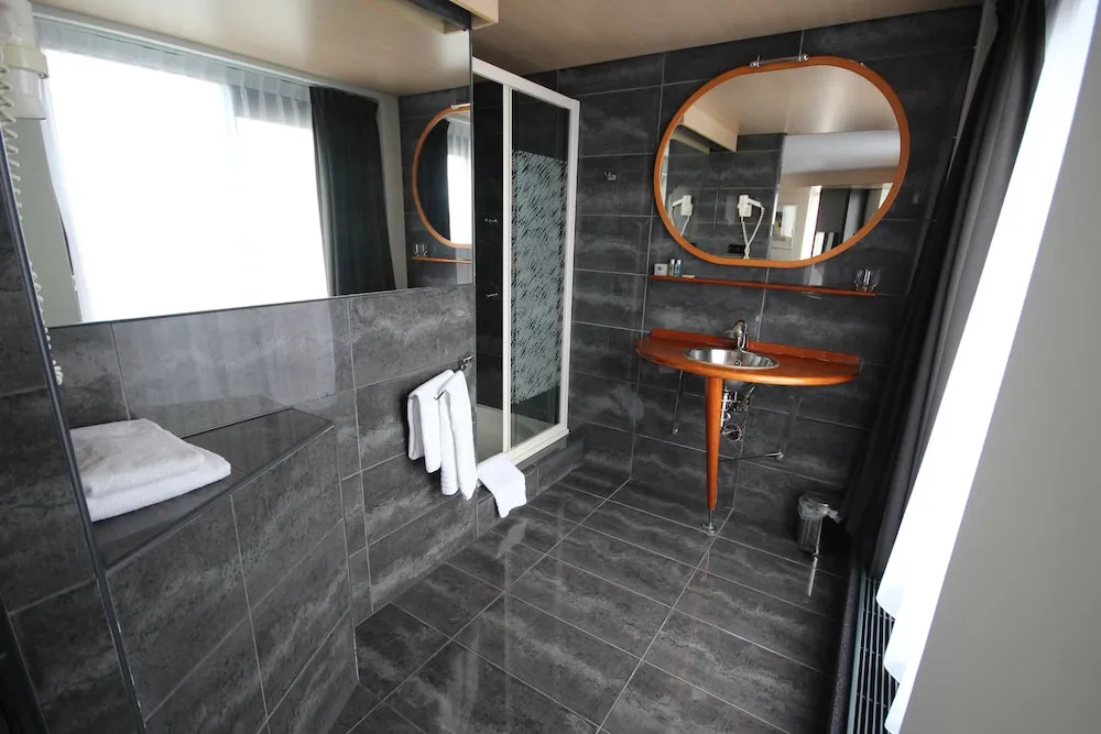 Luxury Double Suite with balcony full double bed