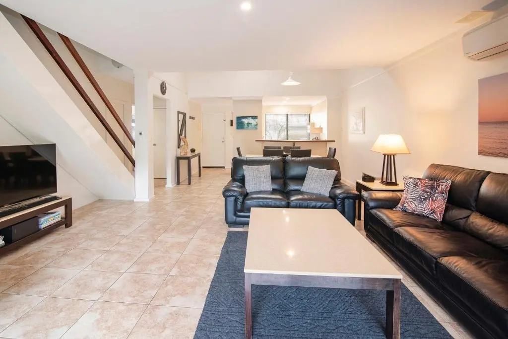 3 Bedrooms Sextuple Villa