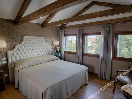 Superior Double Suite (full double bed)