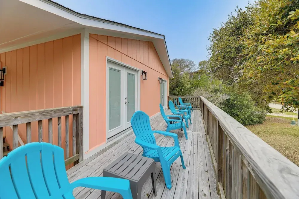 Emerald Isle Beach House: Walk to the Sand!