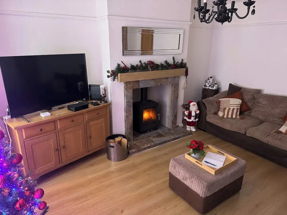 Knotty Ash - 3 Beds - Sleeps 6 - On-site Parking