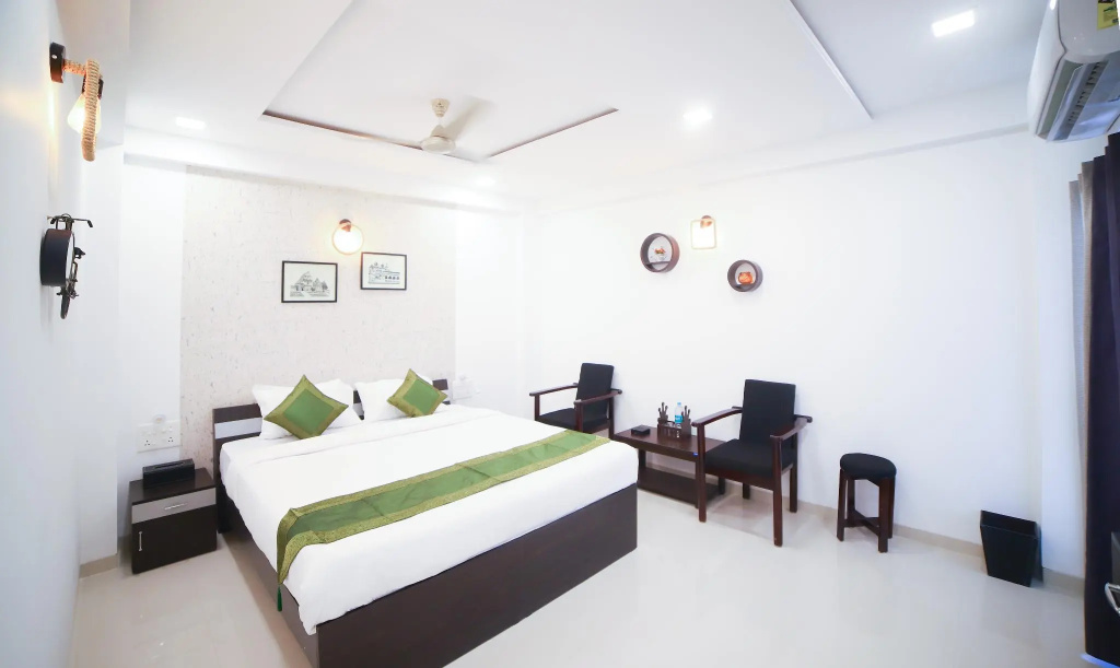 Deluxe Double room (full double bed)
