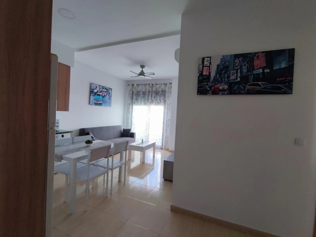 Apartamento con patio, piscina y parking privado