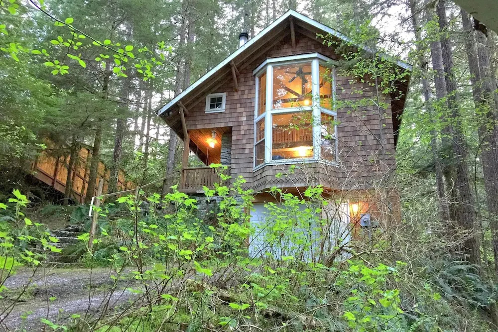Snowline Cabin #25 A Country-style pet Friendly Cabin With hot tub and Wifi!