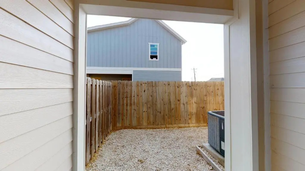 BC403 Fabulous Townhome with Beach Decor, Shared Heated Pool, Garage Access