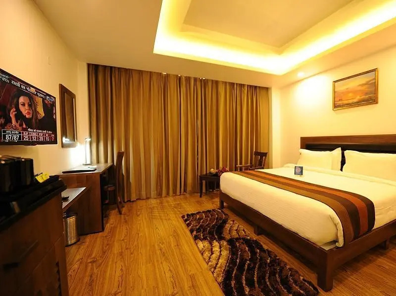 尊爵雙人房，享有城市景觀及大床