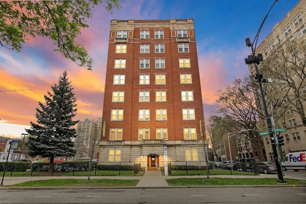 Sleek 2BR - Hyde Park 405