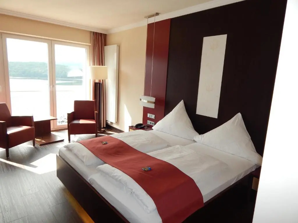 Standard Double room with lake view (full double bed)