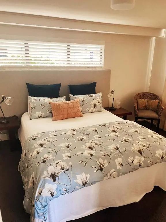 Retreat on Rita ~ Downtown Mount Maunganui with beach access