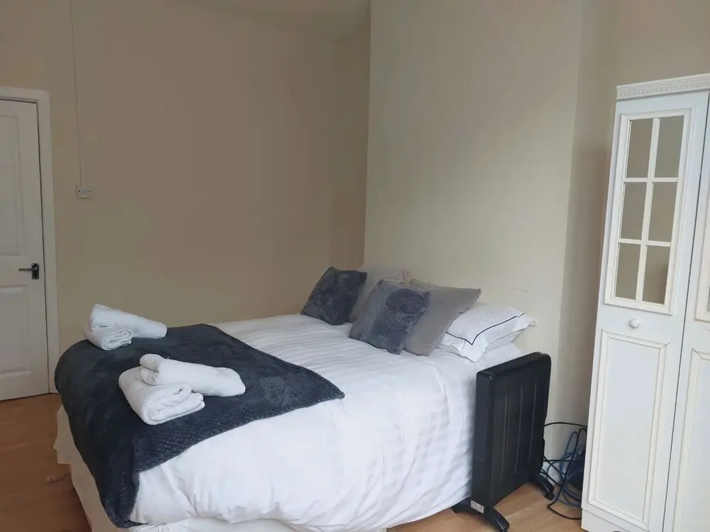Blackpool - 1-bed Apartment - Sleeps 3 - Pets Allowed Smoking There is a Small Garden