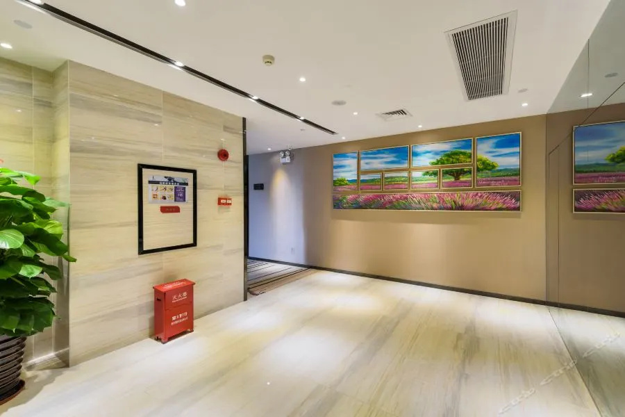 Lobby & Reception