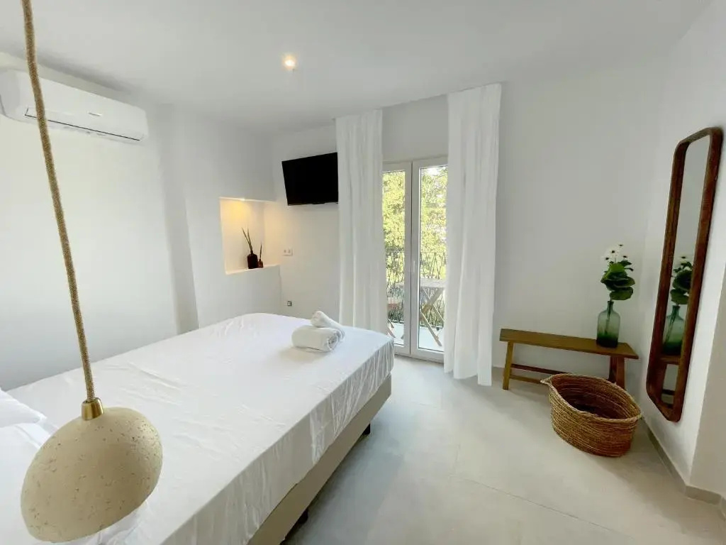 Deluxe Double room (full double bed)
