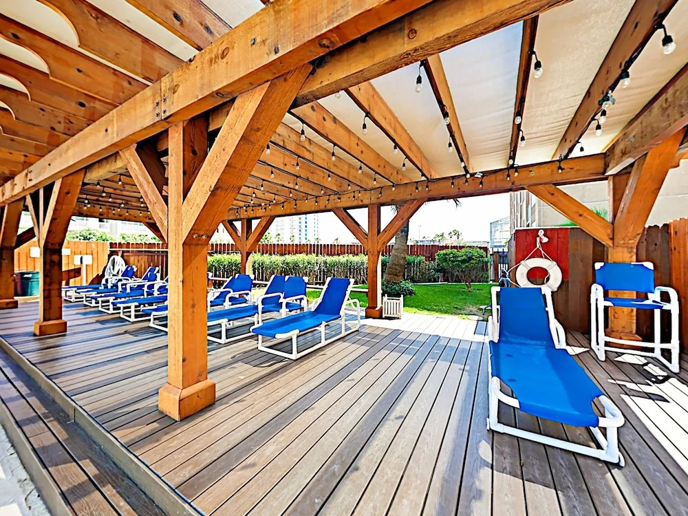 New Listing! Gulf , Steps To Sand & Waterpark 1 Bedroom Condo