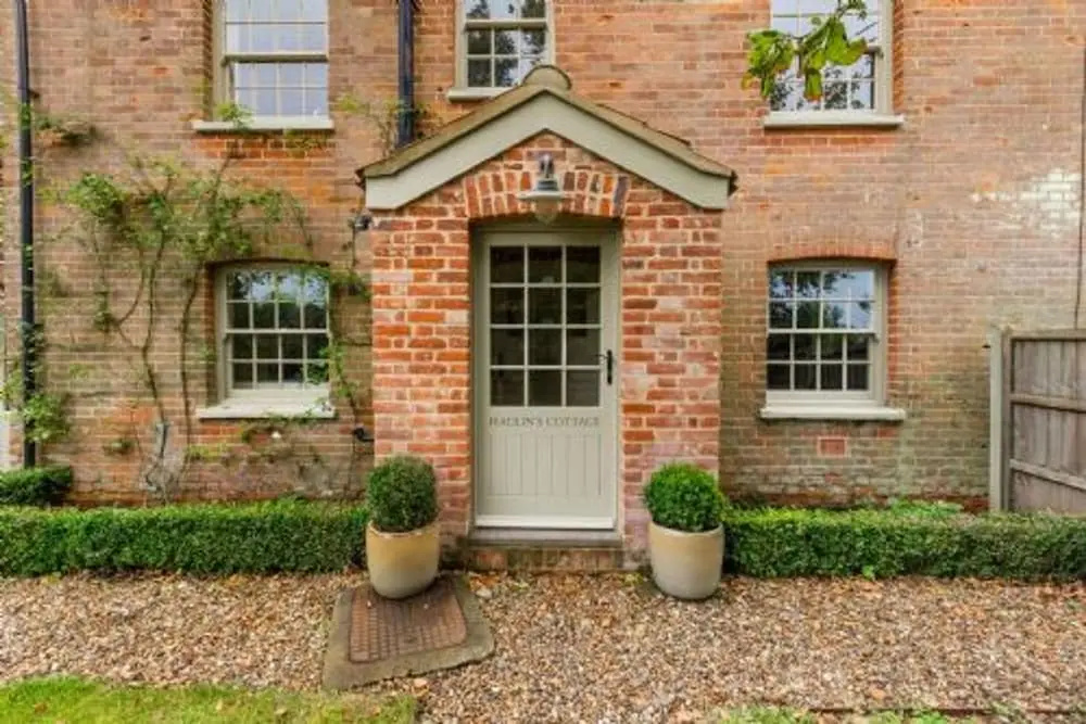 Host Stay Haclins Cottage