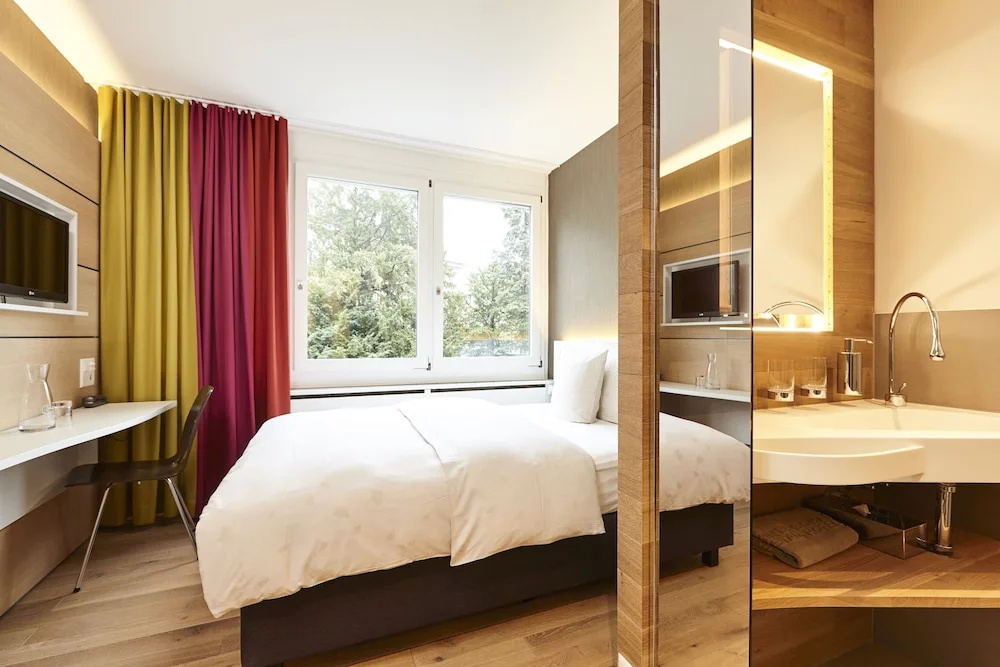Small Charming Double room (full double bed)