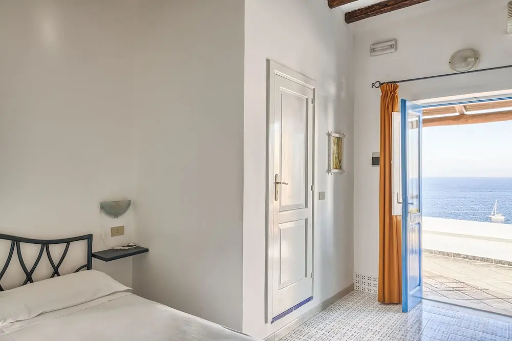 Standard Triple room with sea view