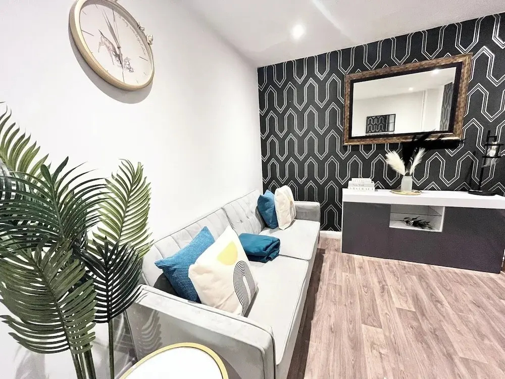 House - Sleeps 10 - Parking - Garden