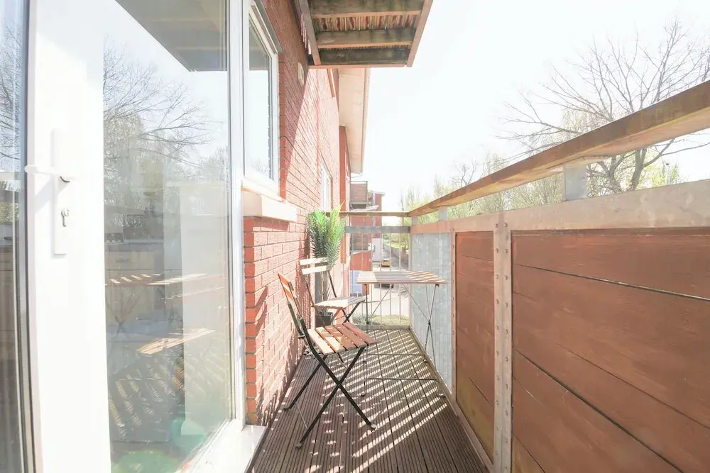 2 Bed Apartment Overlooking Water