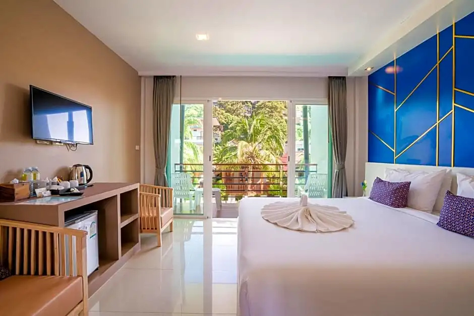 Deluxe Double room with pool view (full double bed)