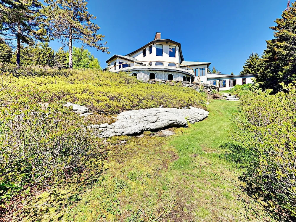 Oceanfront 4br On 10 Acres W/ Decks 4 Bedroom Home
