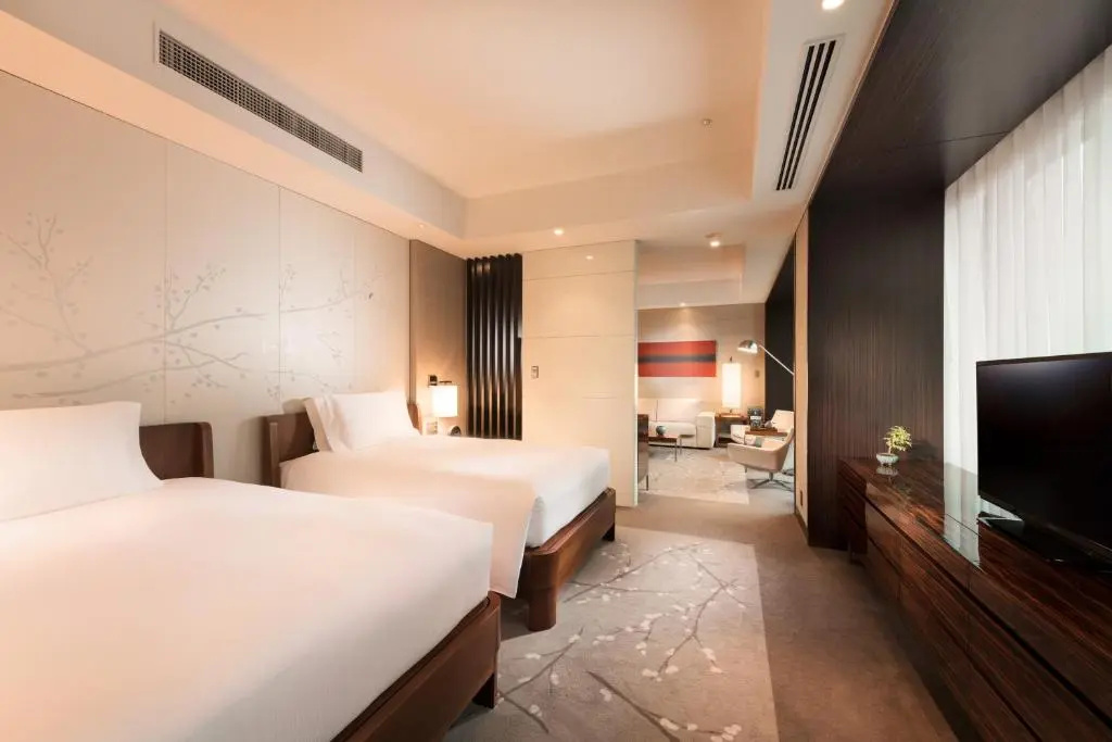 Corner Double Suite with city view (twin beds)