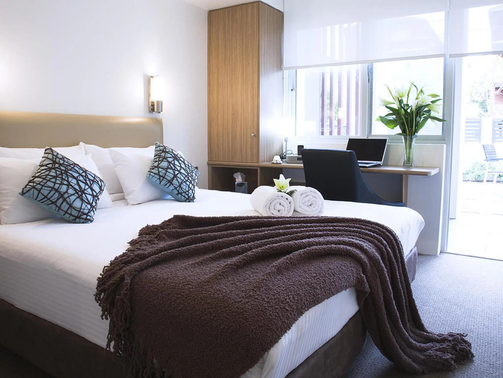 標準雙人房，設有露台及雙人床