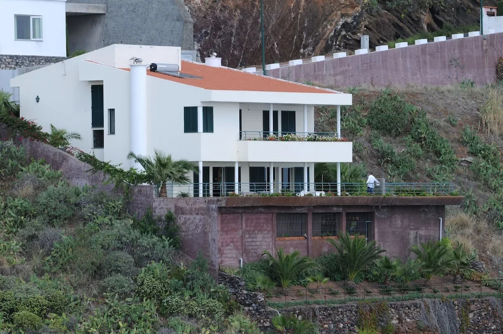 An Uninterrupted 180º Overlooking the Atlantic Ocean